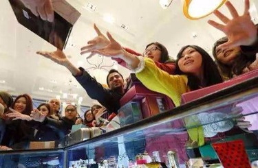 欧美插粉穴最视频中国人依然爱赴日旅游 消费已由爆买转向网购
